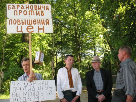 Mikalai Charnavus at the latest authorized picket in the old city park. May 27, 2011