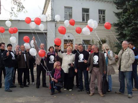 Акцыя ў дзень народзінаў Алеся Бяляцкага ля менскай "Валадаркі" 25.09.2011