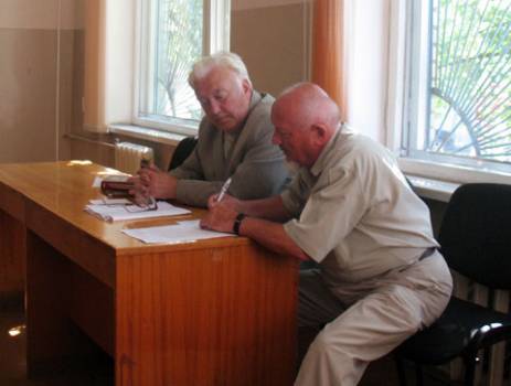 Siarhei Housha and his lawyer Vosip Slavei in court