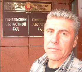 Human rights defender Anatol Paplauny outside the Homel Regional Court building