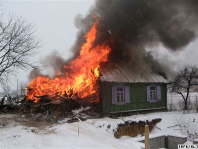 Гарыць дом Васіля Хадзькова