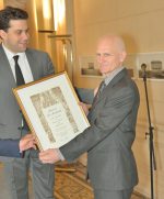 Patrick Klugman passing the award to Ales Bialiatski. ©Guillaume Buck 