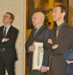 Ales Bialiatski holding his diploma. © Guillaume Buck