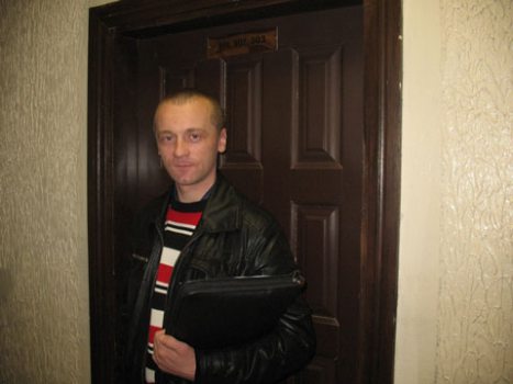 Aliaksandr Vaitseshyk before the trial at Baranavichy district and city court