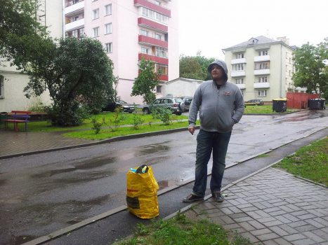 Pavel Vinahradau waiting for police officers. Photo by Aliaksandra Dynko.